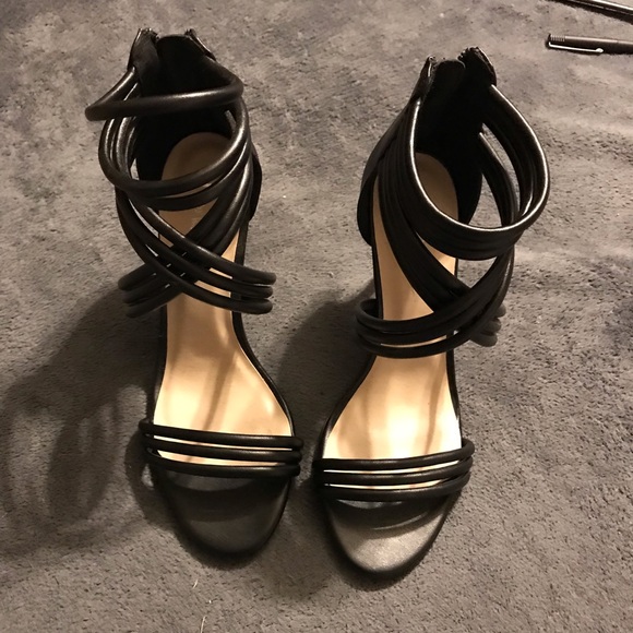 👠 - Picture 3 of 5